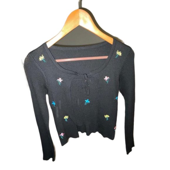 One of a kind attached sweater and camisole with flowers - Picture 2 of 3